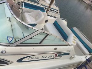 1993 Rinker Fiesta Vee 260