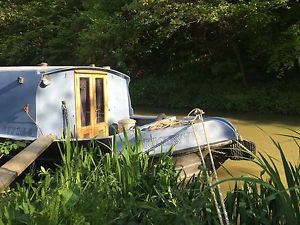 Wide beam narrowboat (60ft x 10ft) - built 2008 as a live aboard