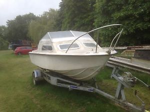 SPEEDBOAT 16 FOOT WITH CUDDY CABIN / NEW SCREENS / SOLID HULL , NO ENGINE