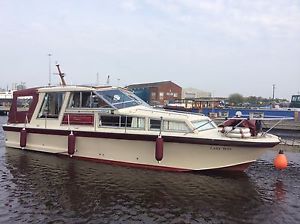 Cabin Cruiser - Freeman 33 Sedan River / Sea Boat