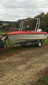 Centre console boat