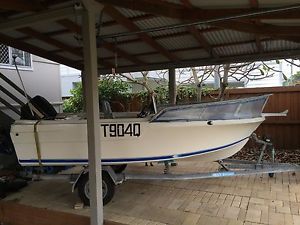 Centre console fibreglass fishing boat