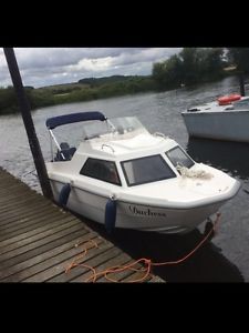 Boat 16 ft cabin cruiser