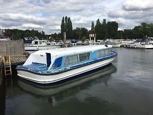 Widebeam Cruising Houseboat broads Cruiser