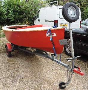 River/canal boat with 2.5hp 4 stroke outboard & trailer