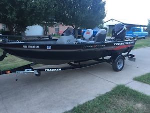 Bass tracker boat