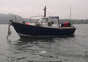 MOTOR BOAT 18 FOOT ESCORT FISHING BOAT INBOARD DIESEL ENGINE