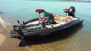 2001 Ranger R81 bass boat with cover fishing tackle rod reel HDS7 GPS NO RESERVE