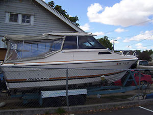 BAYLINER SANTIAGO 21FT FAMILY CRUISER W/ TWO AXLE TRAILER W/ELECTRIC WINCH