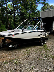 2005 Mastercraft X-Star Wakeboard Boat