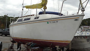 1977 Catalina 25' Swing-Keel Sailboat w/ 7.5hp Mercury Outboard