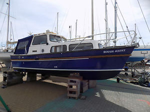 Hardy 25 motor boat