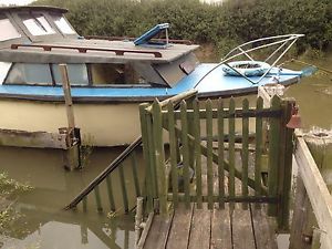 Liveaboard Cruiser Boat in Battlesbridge Essex.1 bedroom. Railway 5 mins walk.