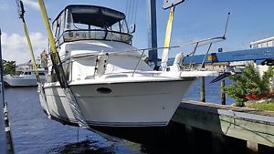 Boat 30 footer Carver 300 Sedan Flybrige. Excellent condition. Best offer