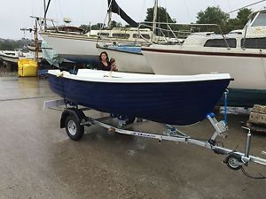 SEAHAWK 12 DAY FISHING BOAT AND EXTREME 500KG TRAILER 5 MONTHS OLD