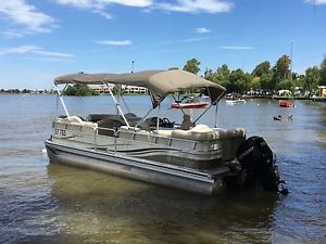 2006 lowe pontoon boat