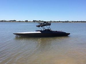 ski boat 2014 INVADERCRAFT, Low hours suit new boat buyer LS1 GEN 3 engine, FNR