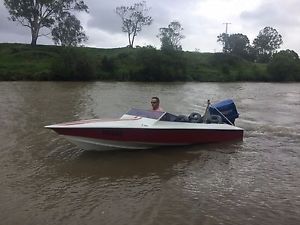 Ski Boat - 4.8m dancraft w/ 140 hp evinrude outboard