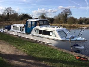 RIVER CRUISER CREIGHTON 32FT GRP 4 BERTH BOAT