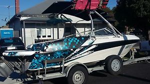 Four Winns Bowrider Ski Wake Boat in EC