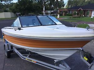 Fibreglass runabout boat mustang 1600 90 hp Mercury