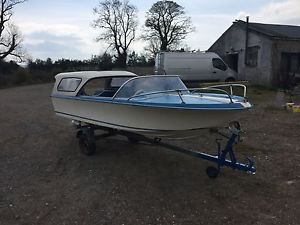 Broom Scorpio classic speed boat with original sliding roof.