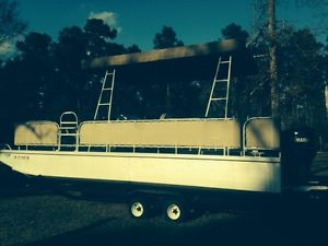 2000 Lakewind 25' Pontoon Boat