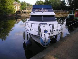 1990 cruiser on london mooring