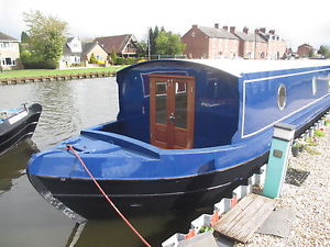 Wide Beam Narrowboat Sail away