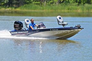 BASS TRACKER PRO TEAM 175TF  60 FOUR STROKE.....ONLY 40 HOURS